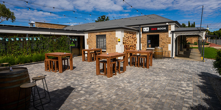 lyndoch-hotel-outdoor-alfresco-beer-garden-meals-drinks-functions