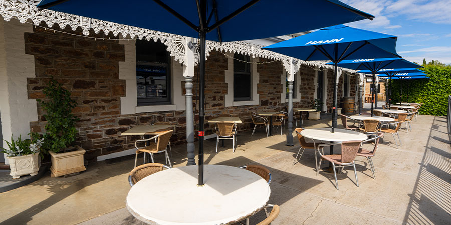 lyndoch-hotel-outdoor-alfresco-verandah-deck-meals-drinks-functions